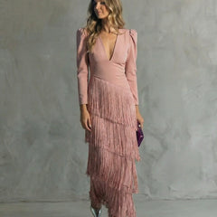 Abito rosa antico con scollo a V e gonna a balze con frange, maniche lunghe