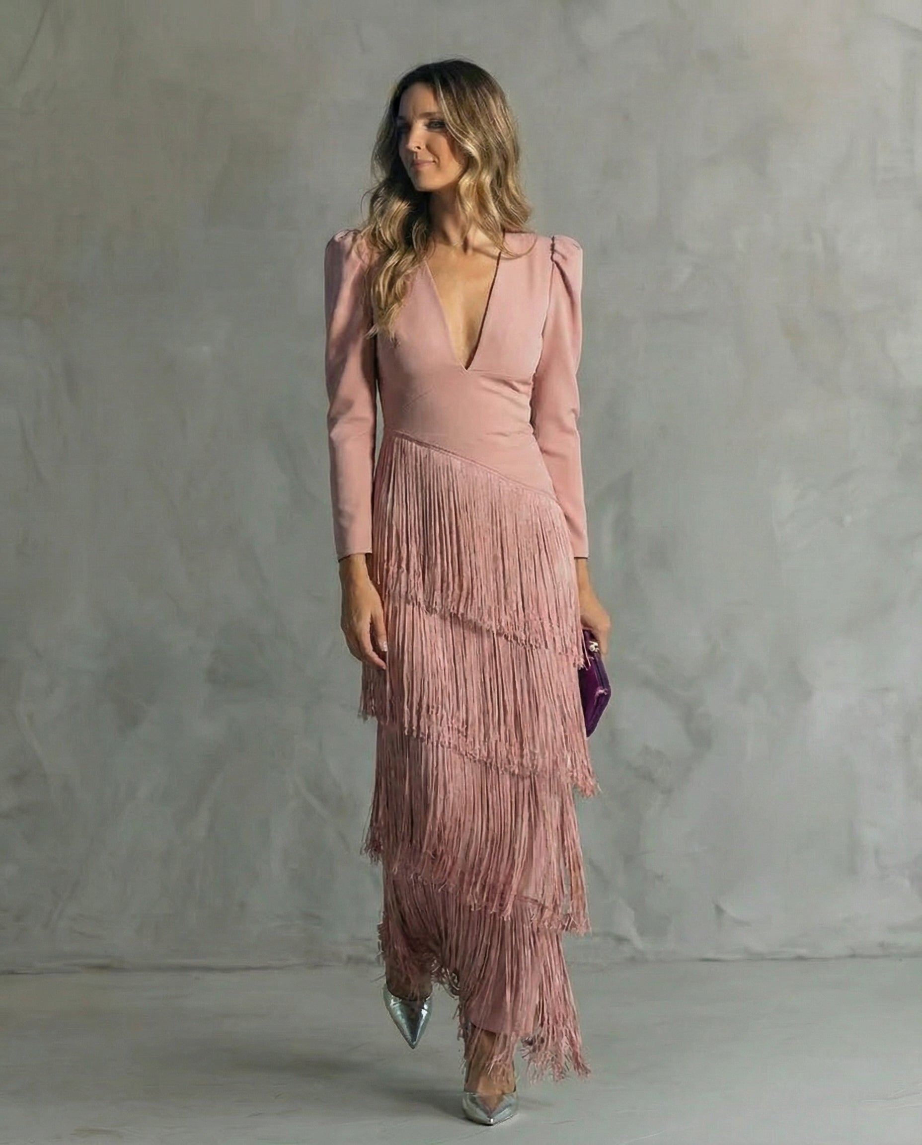 Abito rosa antico con scollo a V e gonna a balze con frange, maniche lunghe