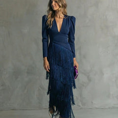 Abito blu con scollo a V, maniche lunghe e gonna a balze con frange