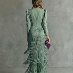 Abito verde chiaro con schiena coperta e gonna a balze con frange