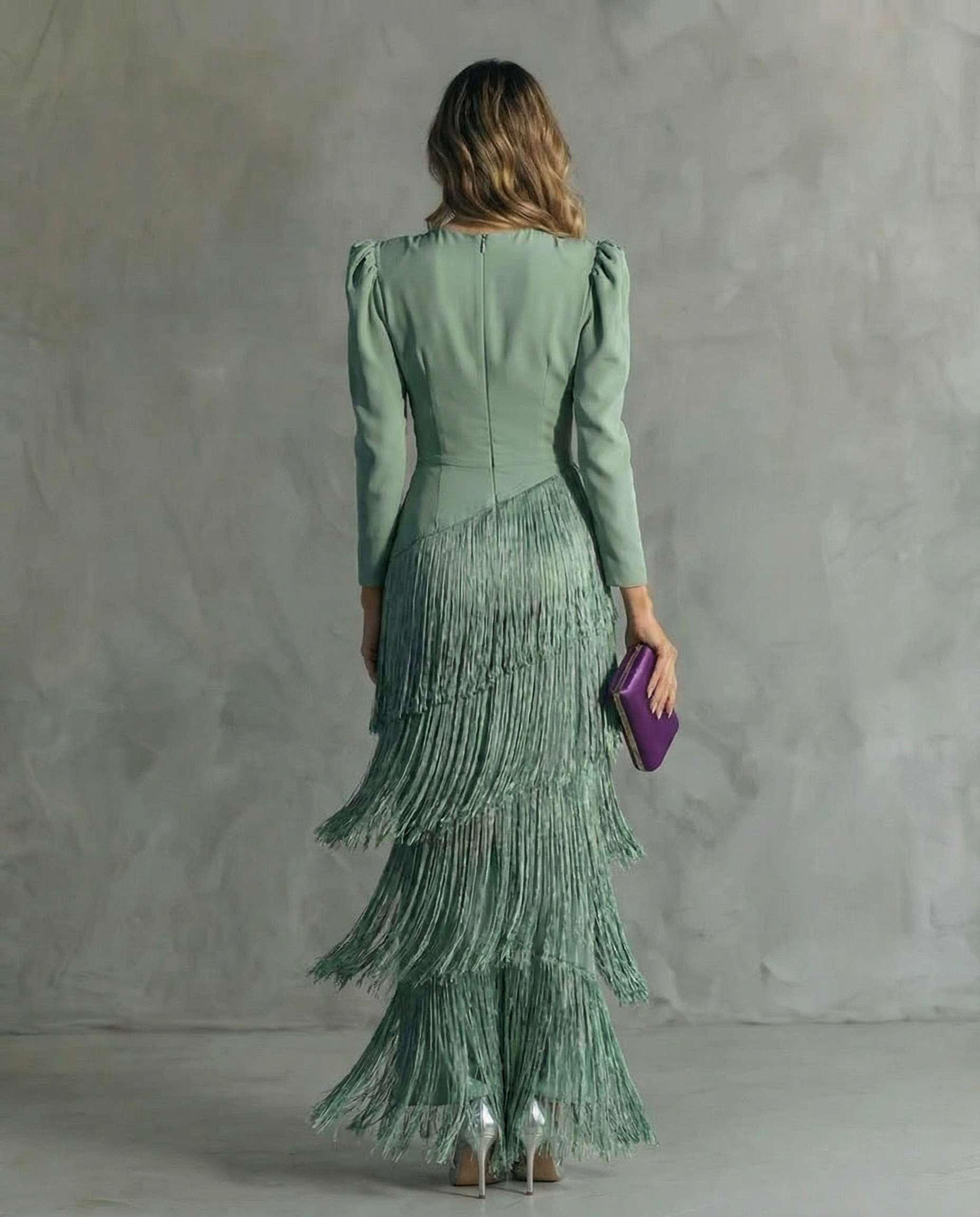 Abito verde chiaro con schiena coperta e gonna a balze con frange