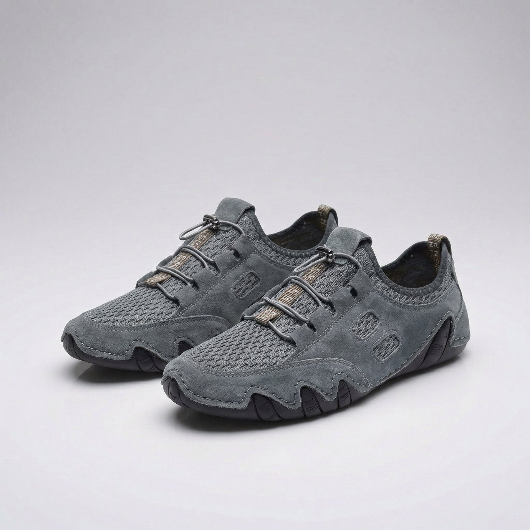 Scarpe da uomo grigio scuro con lacci e tomaia traforata, suola spessa