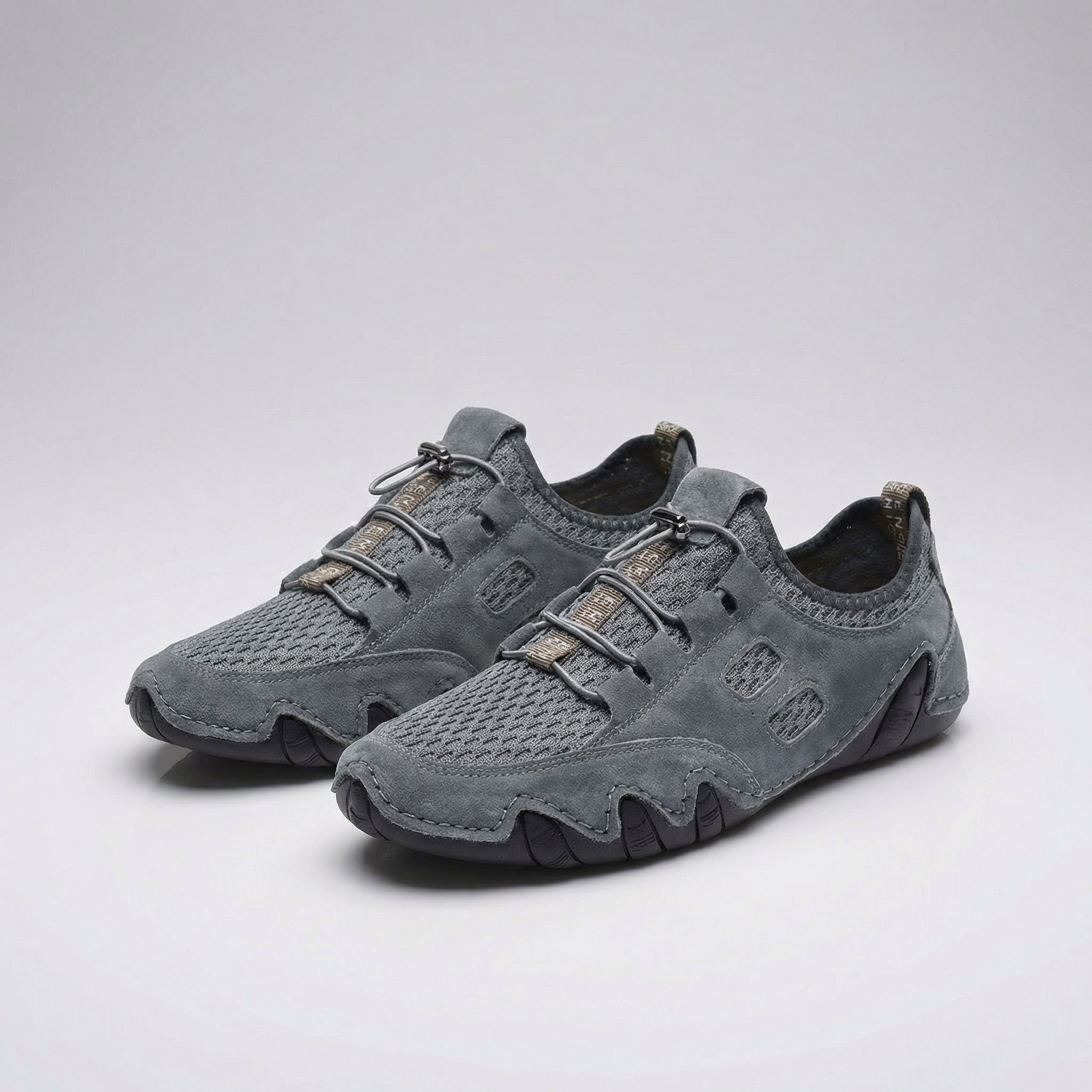Scarpe da uomo grigio scuro con lacci e tomaia traforata, suola spessa