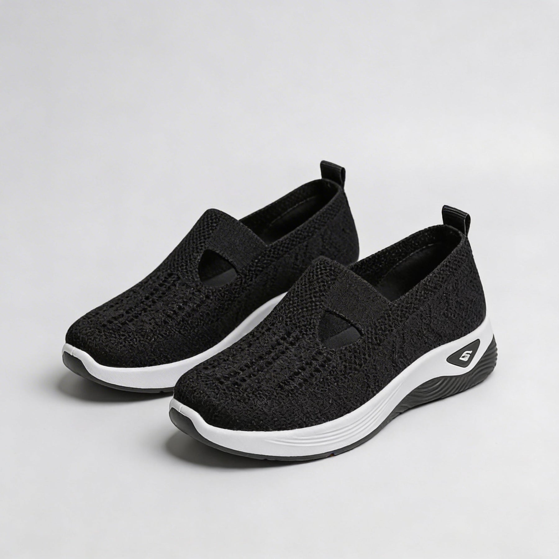 Scarpe antiscivolo ergonomiche nere con tomaia elasticizzata e suola bianca