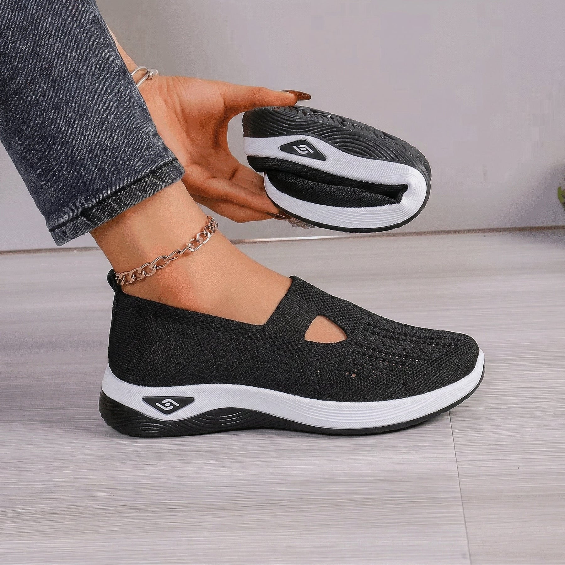 Scarpa antiscivolo ergonomica nera con suola ammortizzata e logo laterale
