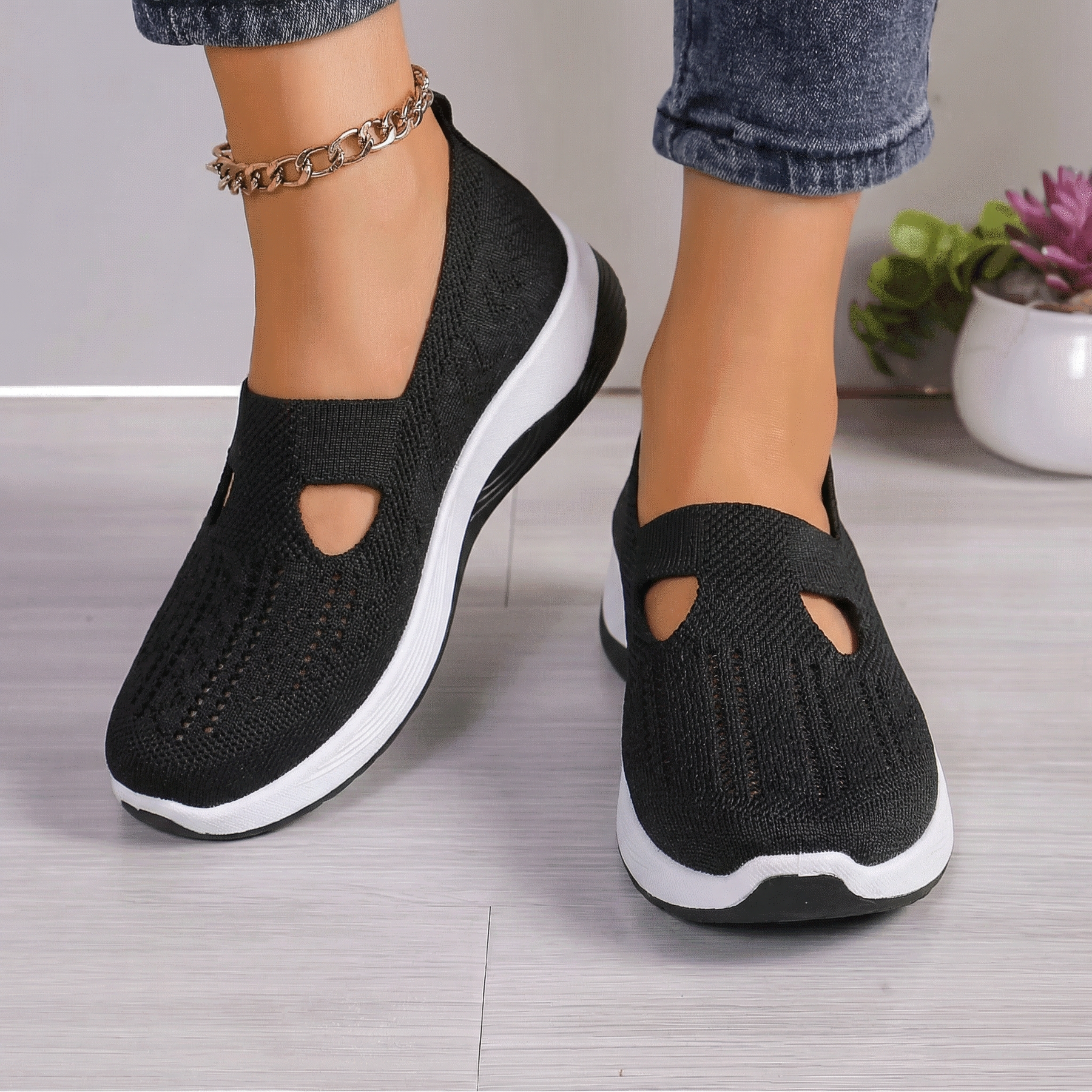 Scarpe antiscivolo ergonomiche nere con inserti cut-out e suola bianca