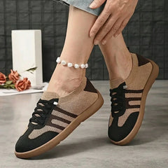 Scarpe comfort ortopediche beige e nere con inserti scuri, lacci neri e suola beige