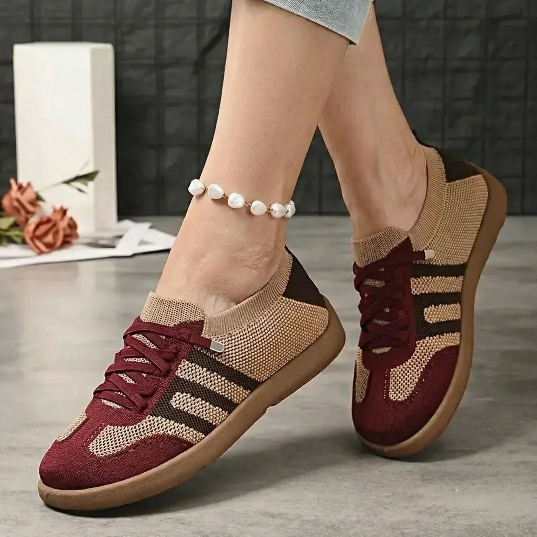 Scarpe comfort ortopediche beige e bordeaux con inserti neri, lacci bordeaux