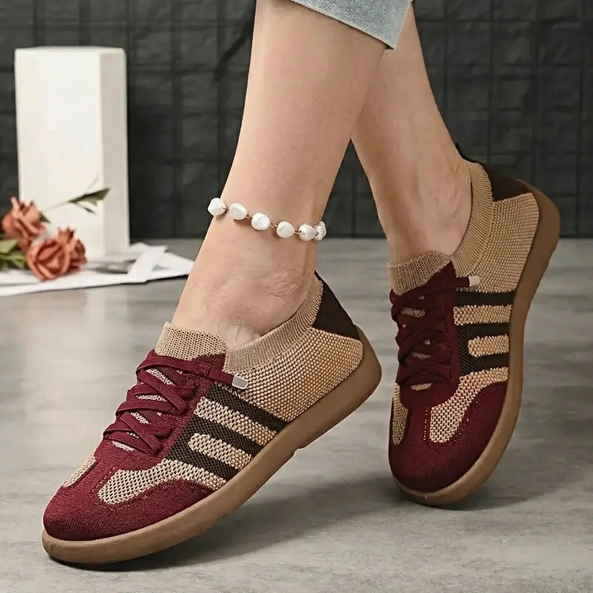 Scarpe comfort ortopediche beige e bordeaux con inserti neri, lacci bordeaux
