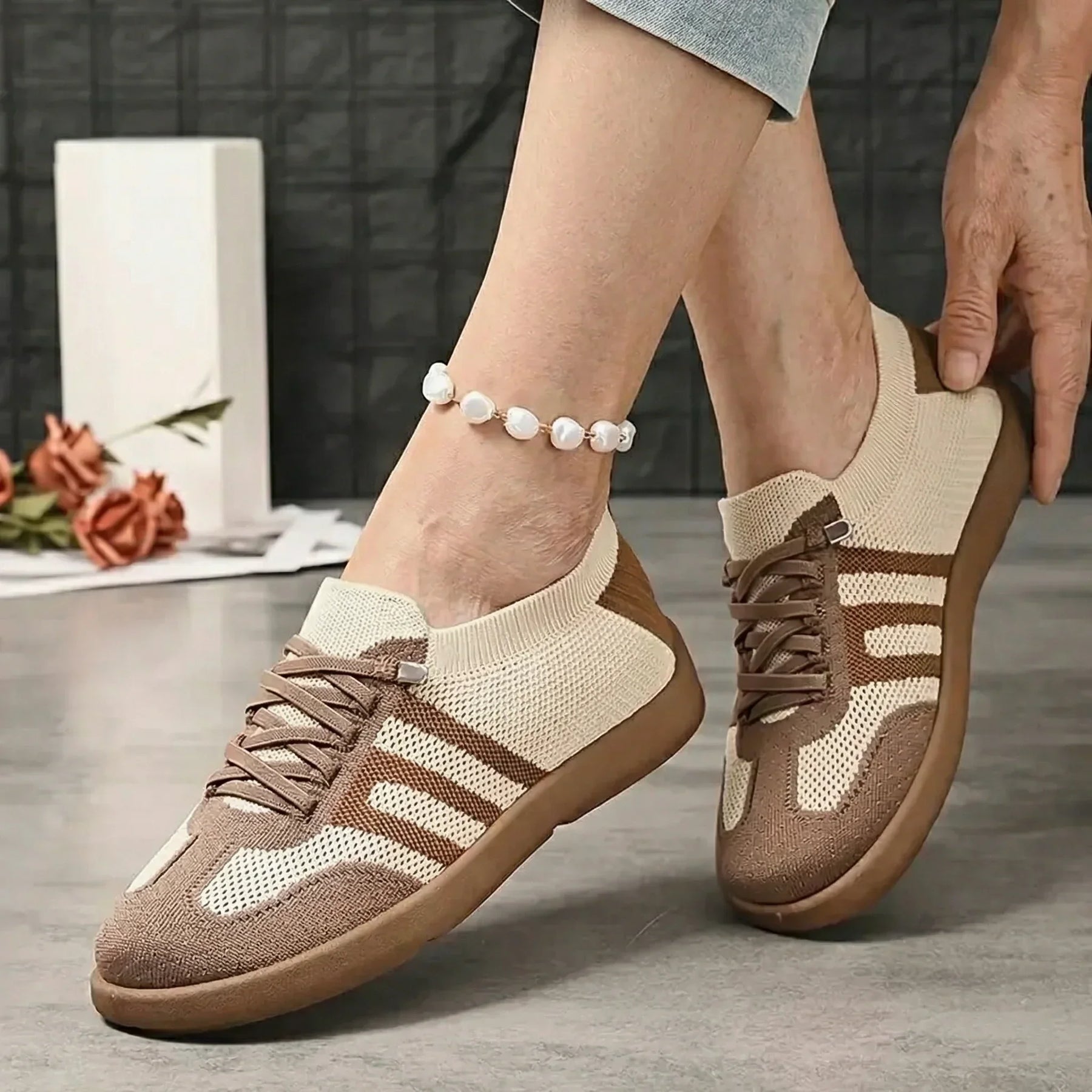 Scarpe comfort ortopediche beige e marrone con inserti bianchi, lacci marroni