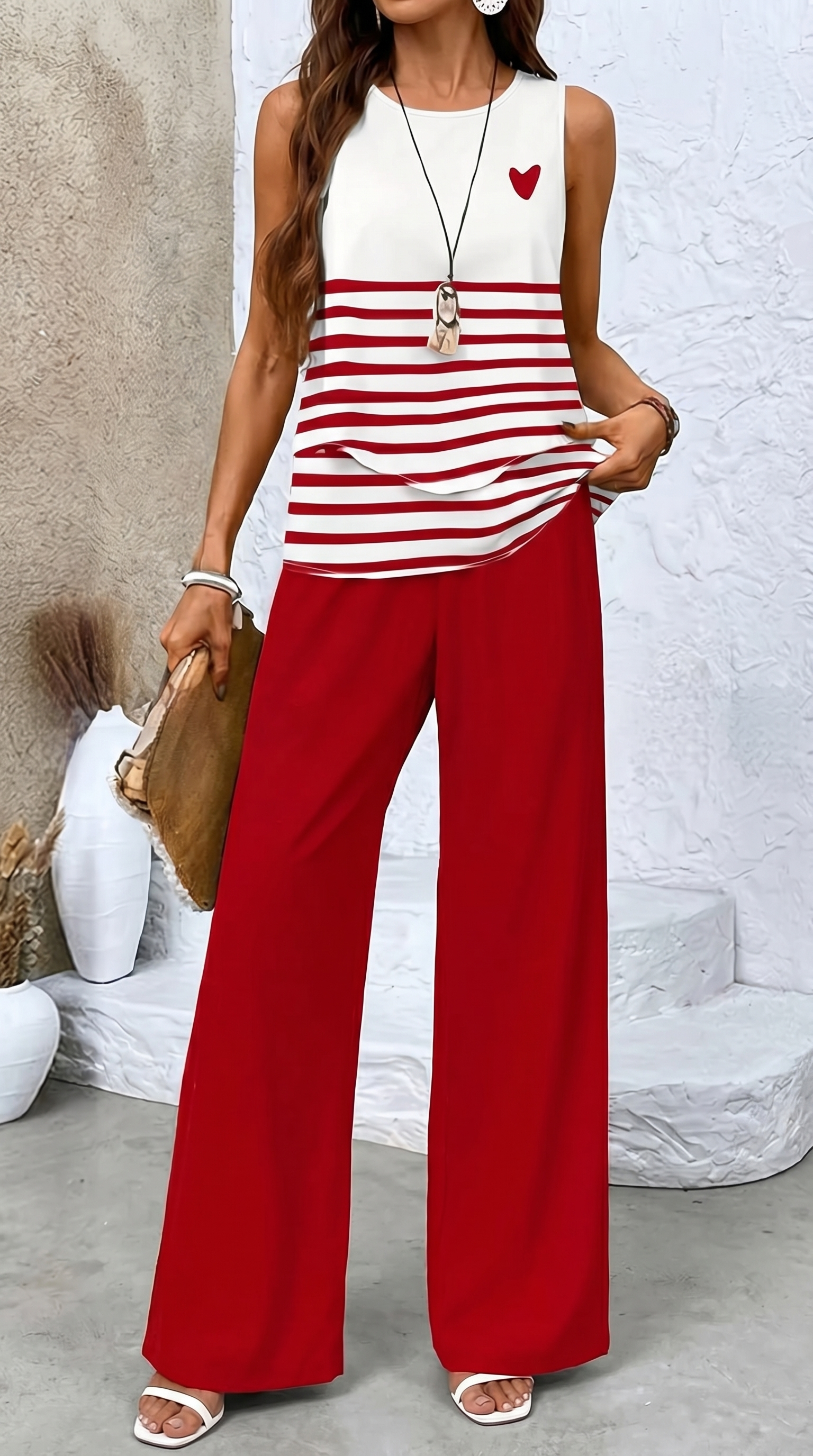 Set due pezzi: top bianco a righe rosse con balze e pantaloni rossi a gamba larga