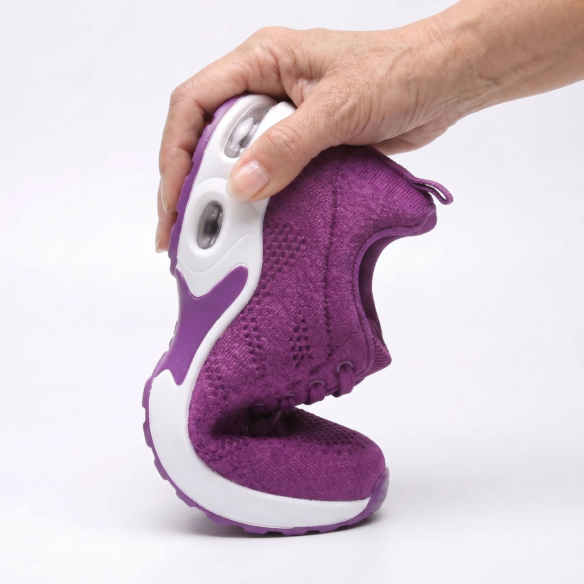 Scarpa ergonomica viola vista dalla suola, con supporto ammortizzato