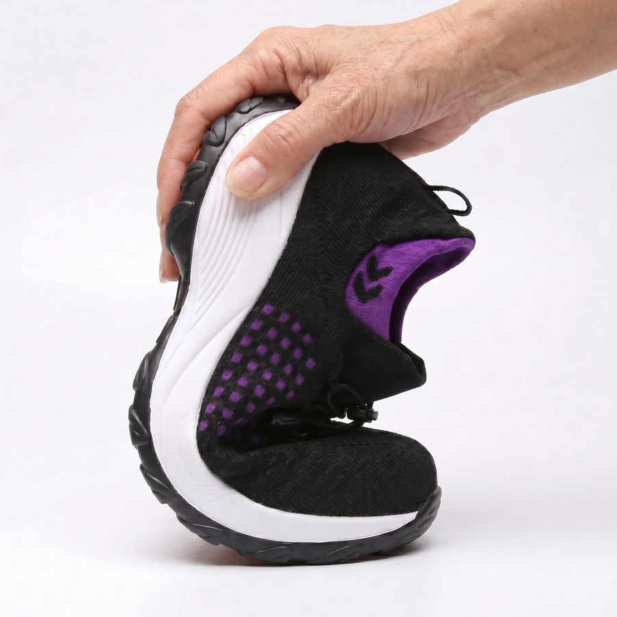 Scarpa comfort ortopedica nera con fianchi viola e suola bianca flessibile.