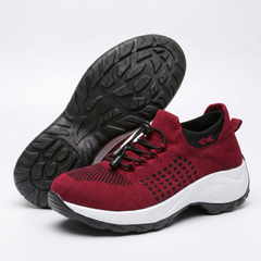 Scarpa comfort ortopedica in tessuto rosso con suola bianca e battistrada nero.