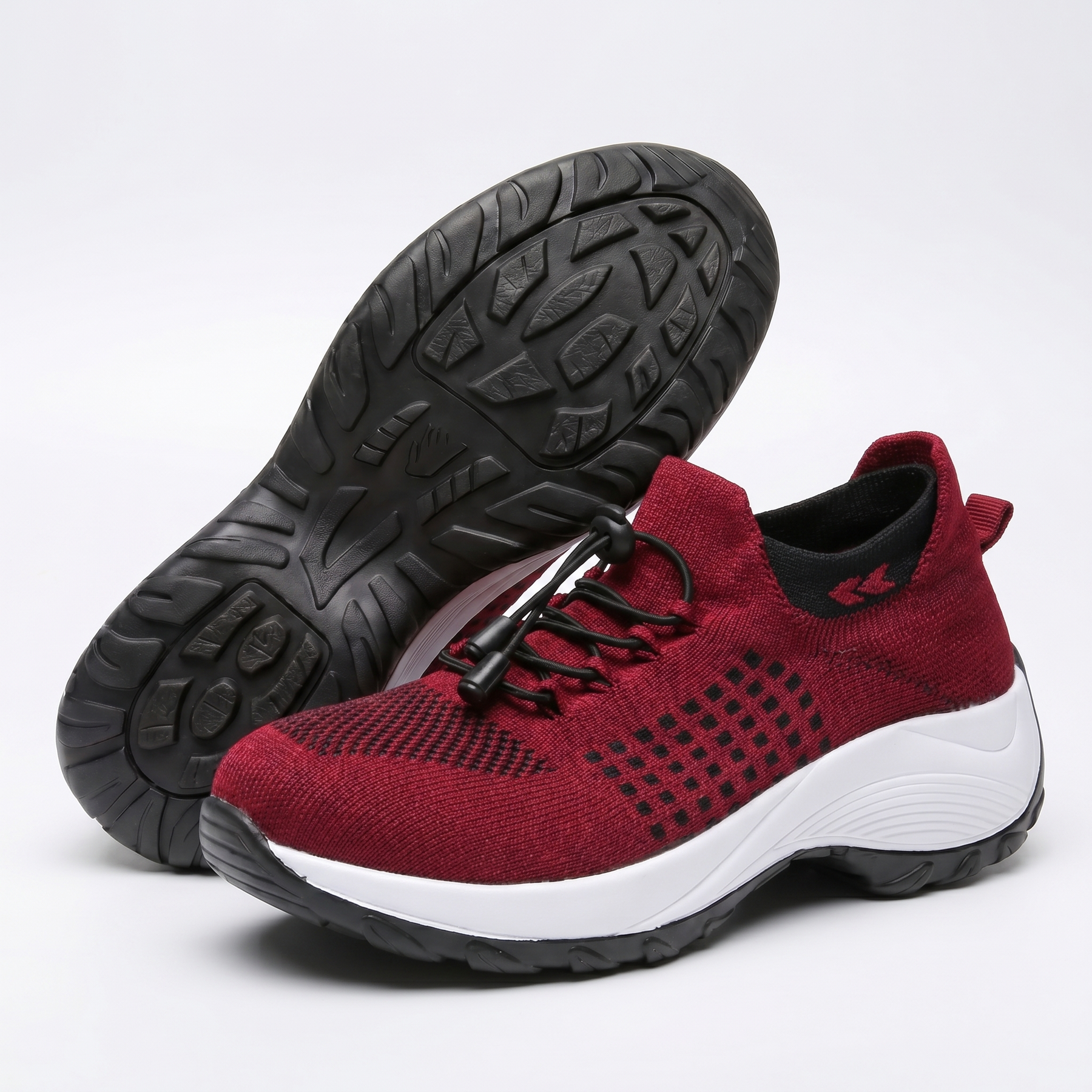 Scarpa comfort ortopedica in tessuto rosso con suola bianca e battistrada nero.