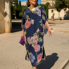 Abito maxi chiffon blu scuro con fiori rosa, lilla e verdi, spacco laterale