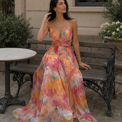Vestito lungo con spalline sottili e scollo a V, fantasia acquerello rosa-arancio, gonna ampia