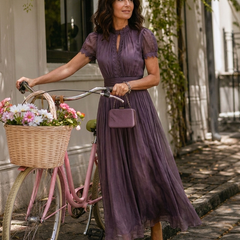Abito maxi viola in tulle con scollo a goccia e maniche a sbuffo, vita arricciata