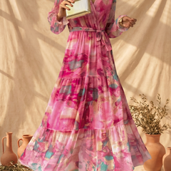 Vestito lungo a portafoglio rosso rosa con stampa floreale, cintura e balze