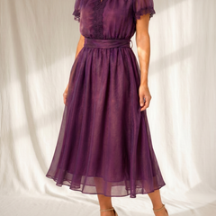 Abito maxi viola in chiffon con pizzo al corpetto, vita arricciata e gonna ampia trasparente