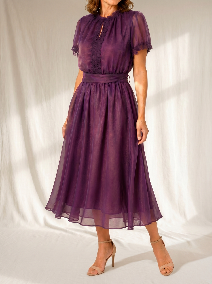 Abito maxi viola in chiffon con pizzo al corpetto, vita arricciata e gonna ampia trasparente