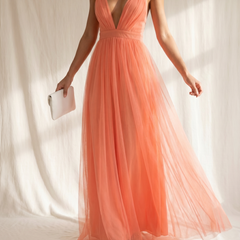 Abito maxi corallo con scollo a V profondo, gonna ampia in tulle trasparente