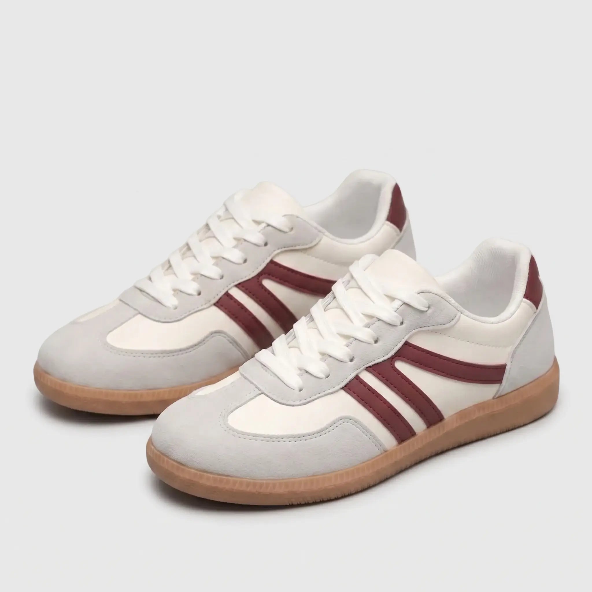 Scarpe ortopediche comode bianche con strisce bordeaux e suola marrone