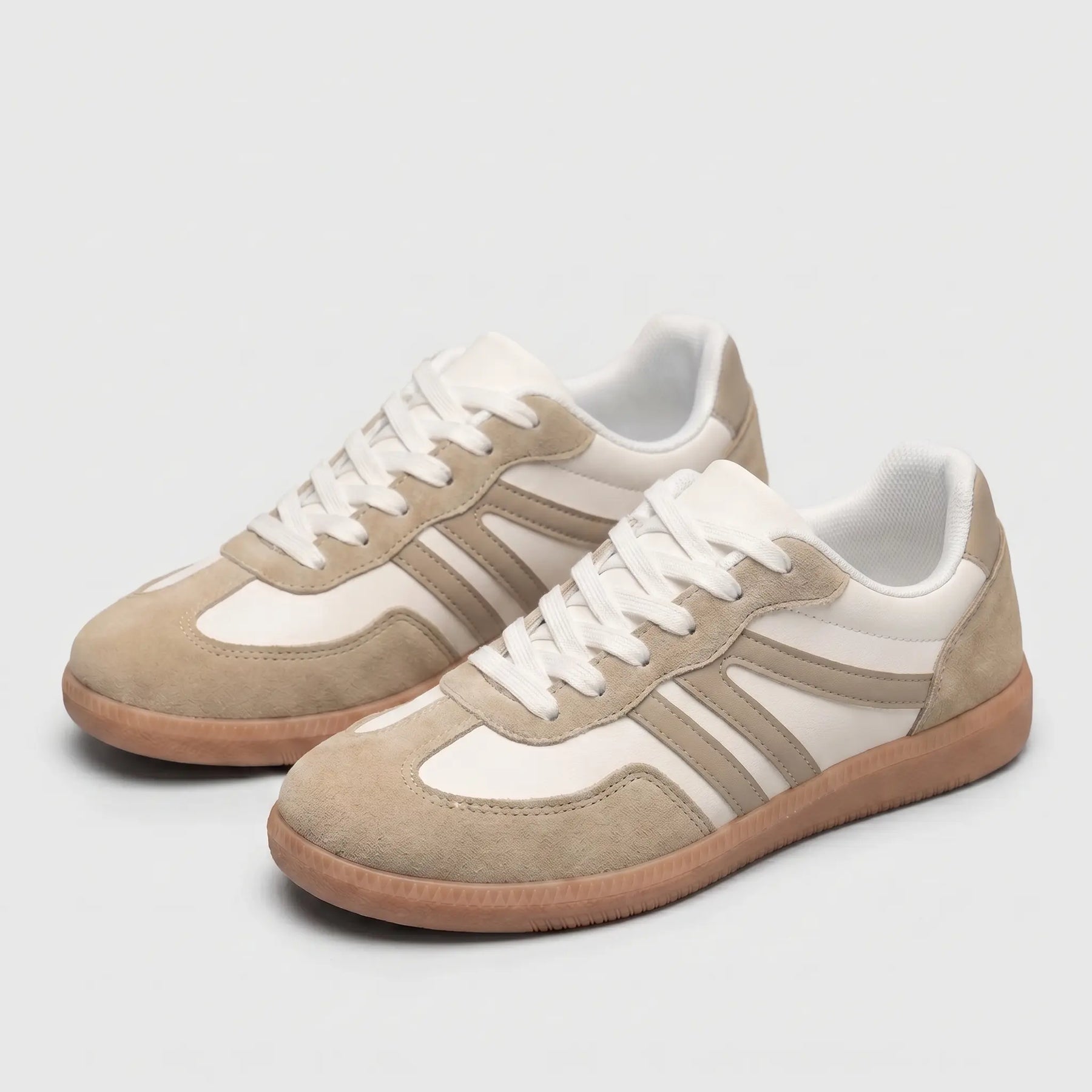 Scarpe da ginnastica ortopediche bianche e beige con lacci e suola in gomma