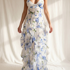 Abito midi floreale con bretelle sottili e scollo a V, balze su fondo bianco-blu