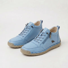 Scarpe ortopediche comode con cerniera, color azzurro chiaro, dettagli in gomma chiara.
