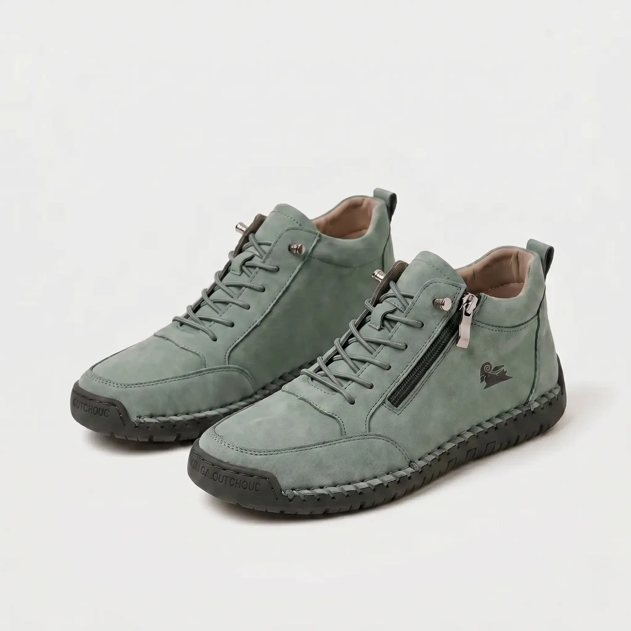 Scarpe ortopediche verdi con lacci e cerniera laterale, suola spessa scura.