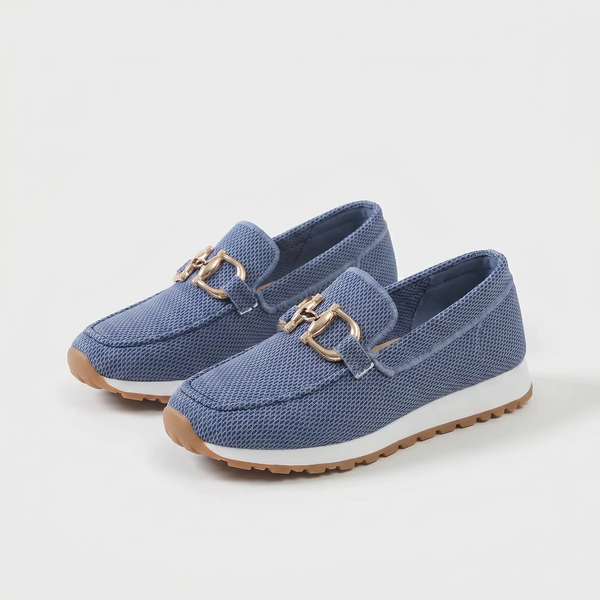 Mocassini ortopedici comfort blu in tessuto con fibbia dorata e suola bianca