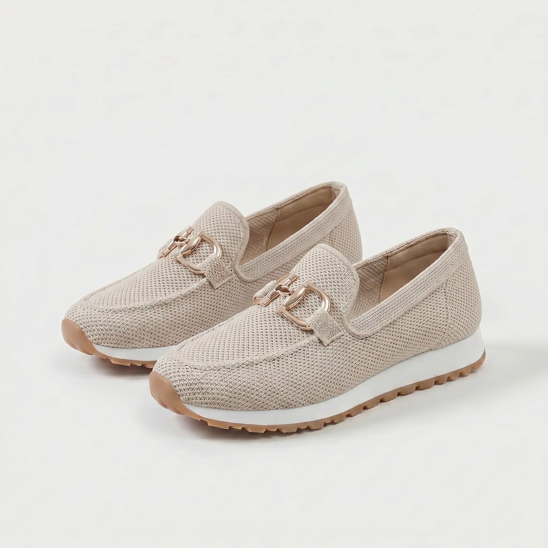 Mocassini ortopedici comfort beige in tessuto con fibbia dorata e suola bianca
