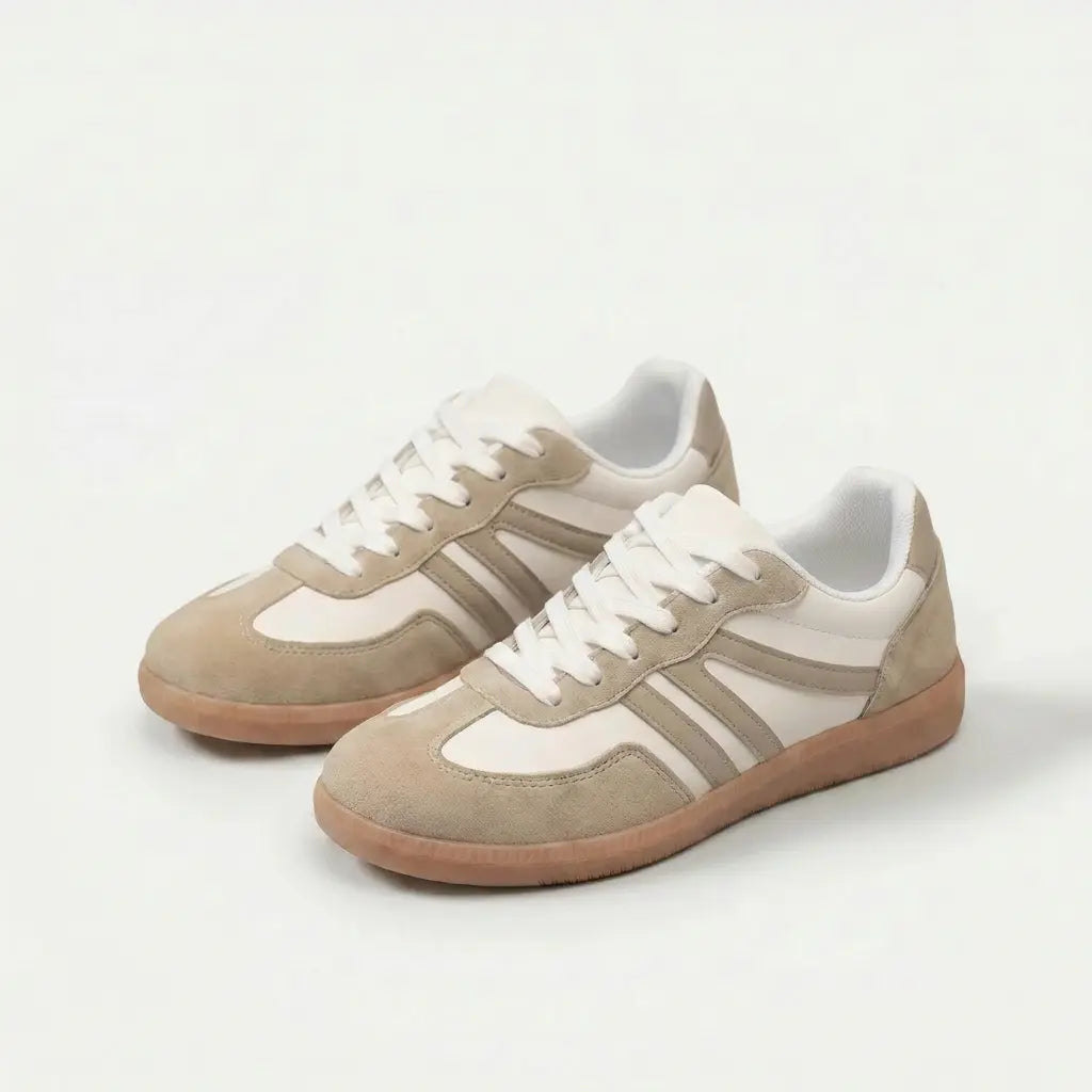 Scarpe ortopediche comode basse bianche con inserti grigio chiaro e suola marrone