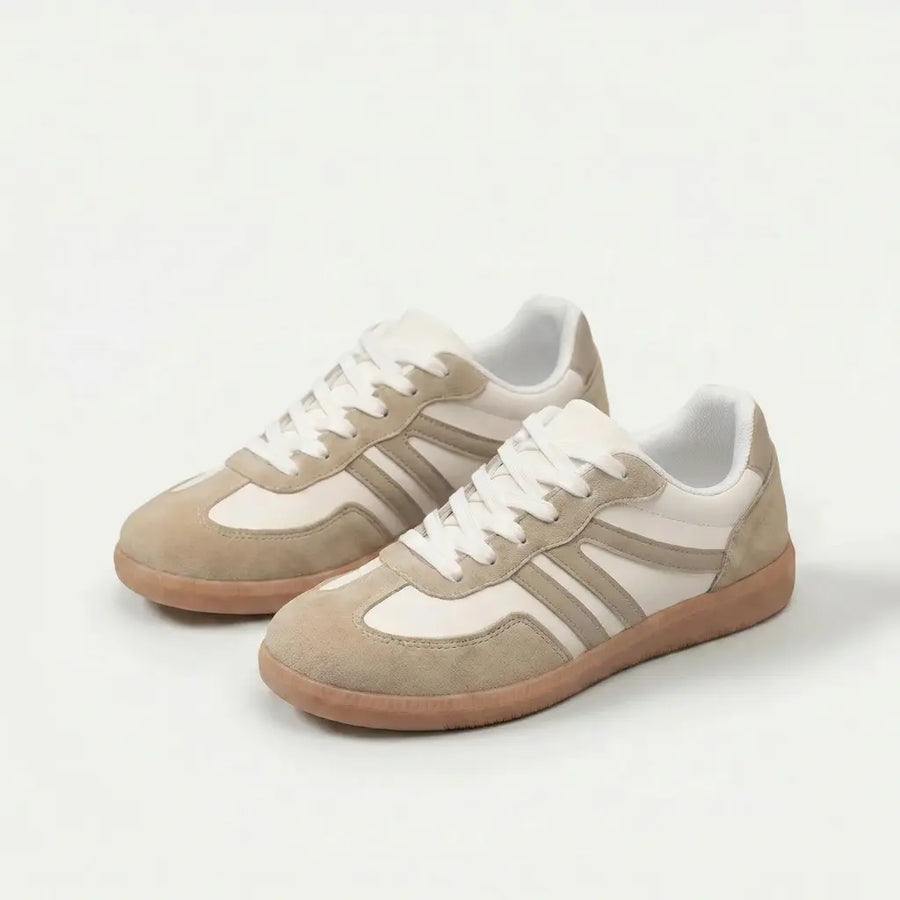 Scarpe ortopediche comode basse bianche con inserti grigio chiaro e suola marrone