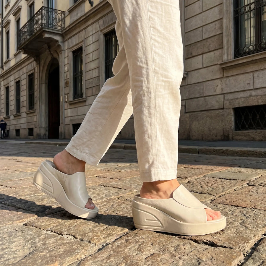 Sandali zeppa ortopedici slip-on beige con punta aperta e suola rialzata