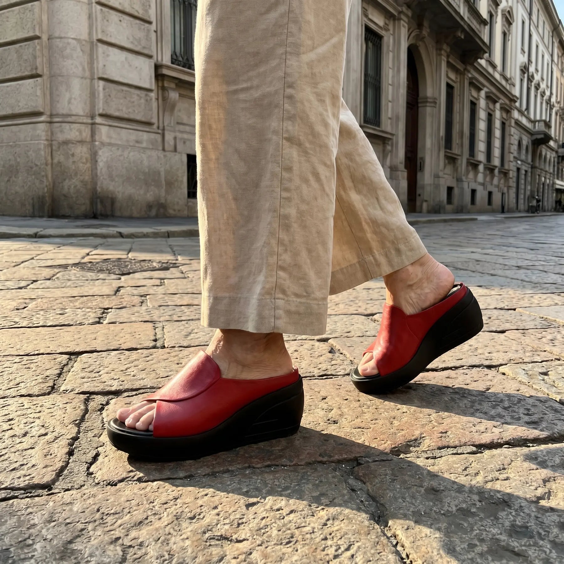 Sandali zeppa ortopedici slip-on rossi con punta aperta e suola rialzata