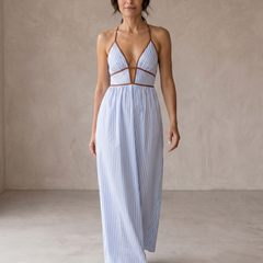 Abito lungo a righe verticali azzurre con scollo halter e tagli sul corpetto