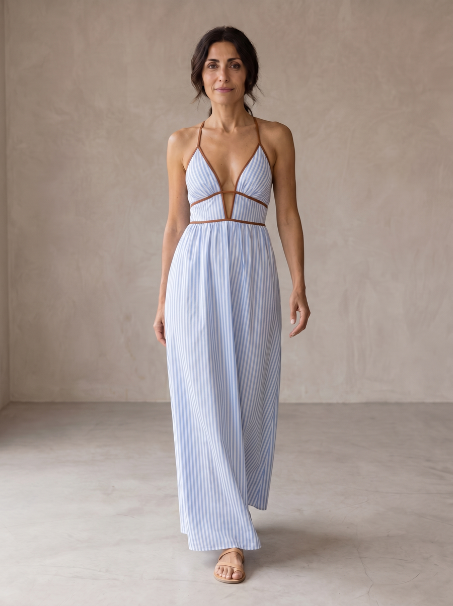 Abito lungo a righe verticali azzurre con scollo halter e tagli sul corpetto