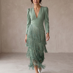 Abito lungo verde chiaro con scollo a V e gonna a balze con frange, maniche a frange