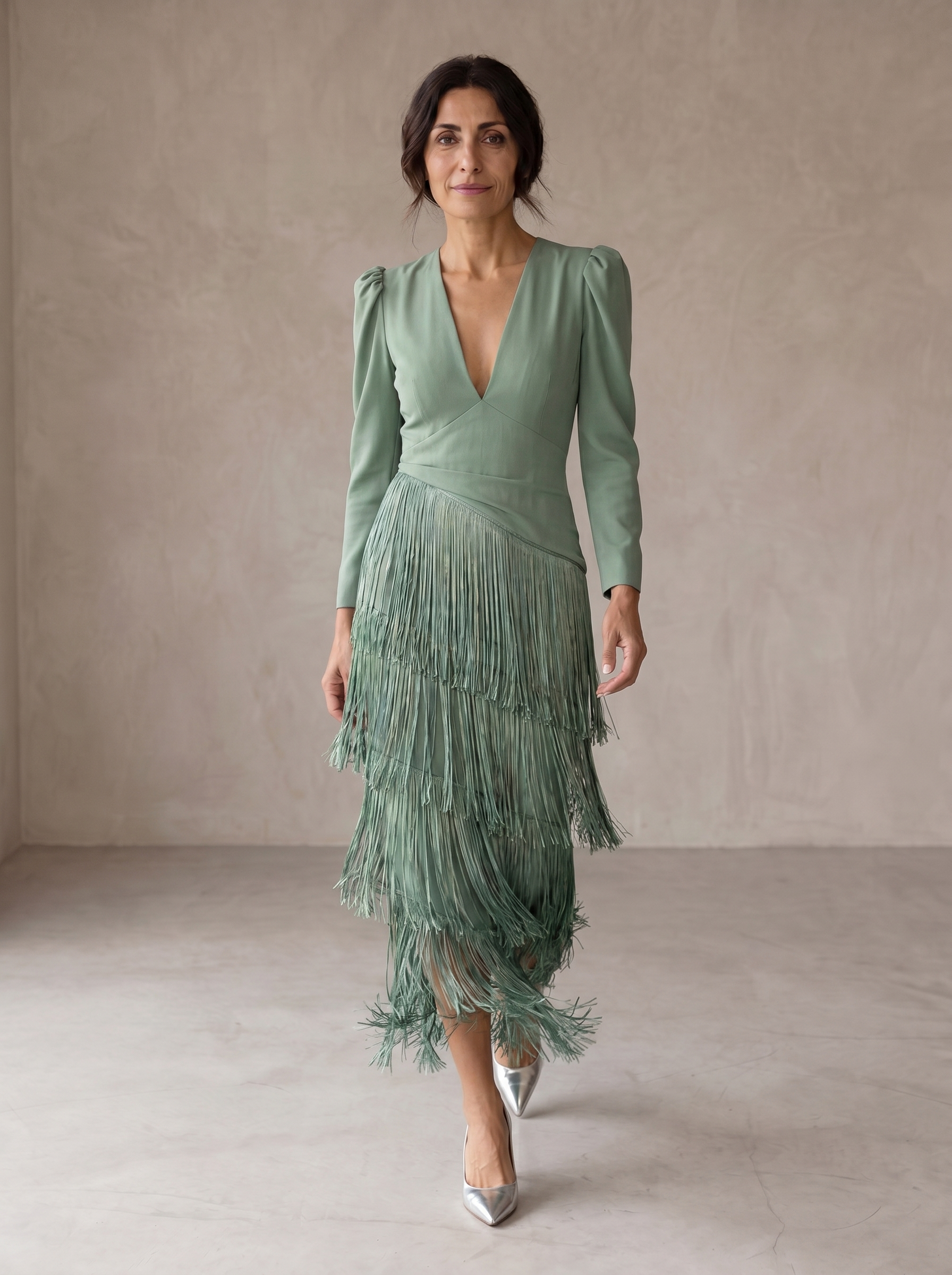 Abito lungo verde chiaro con scollo a V e gonna a balze con frange, maniche a frange