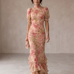 Abito lungo in chiffon floreale rosa, maniche a sbuffo e arricciature in vita