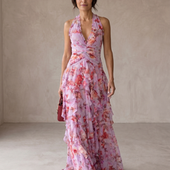 Abito lungo rosa con rose, scollo a V, spalline e balze arricciate in vita