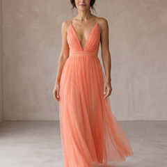 Abito maxi corallo in tulle leggero, scollo a V e spalline sottili