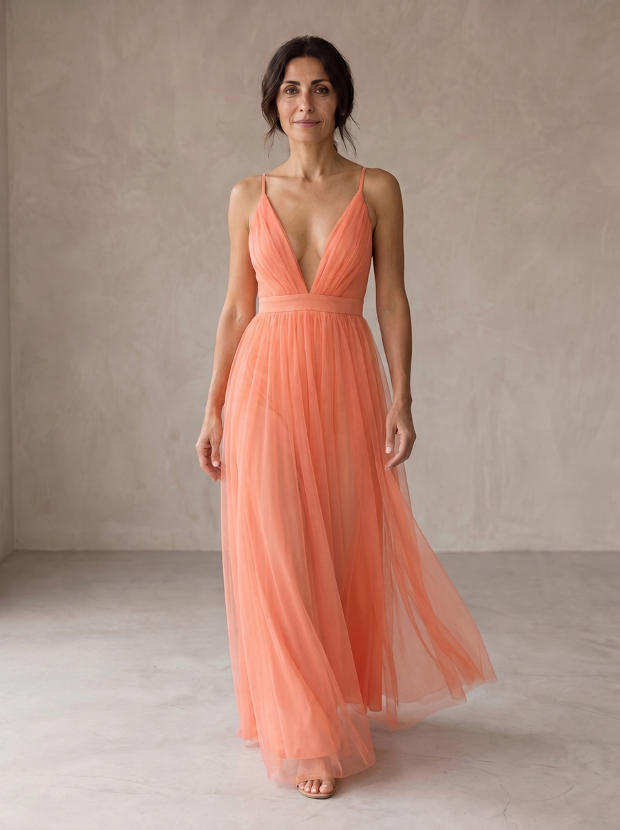 Abito maxi corallo in tulle leggero, scollo a V e spalline sottili