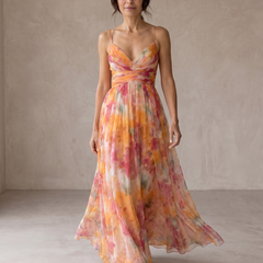 Abito maxi floreale multicolor con bretelle sottili e scollo incrociato, gonna fluida.