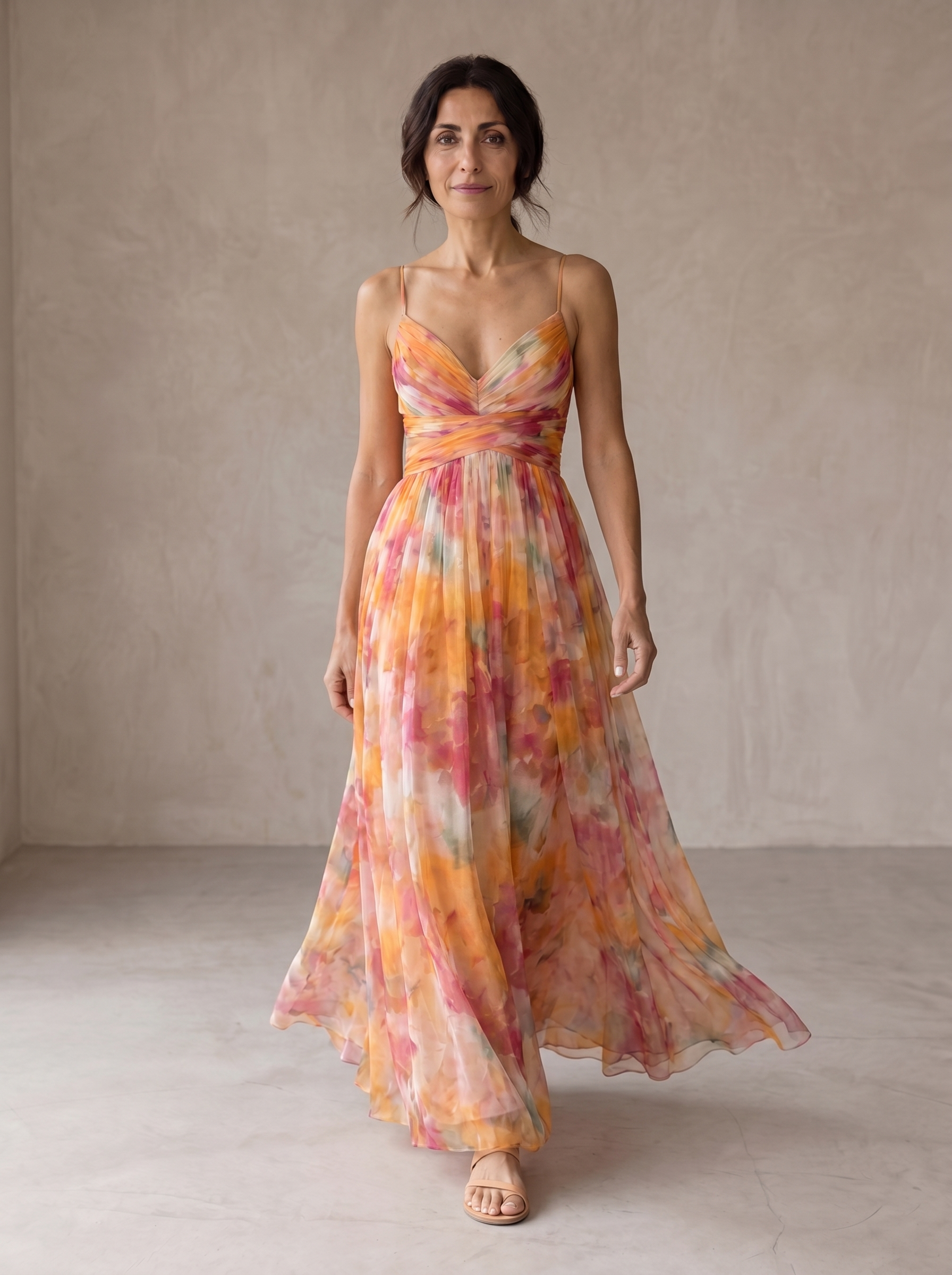 Abito maxi floreale multicolor con bretelle sottili e scollo incrociato, gonna fluida.