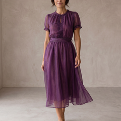 Abito maxi viola in chiffon, scollo a goccia e bordo in pizzo, maniche a sbuffo