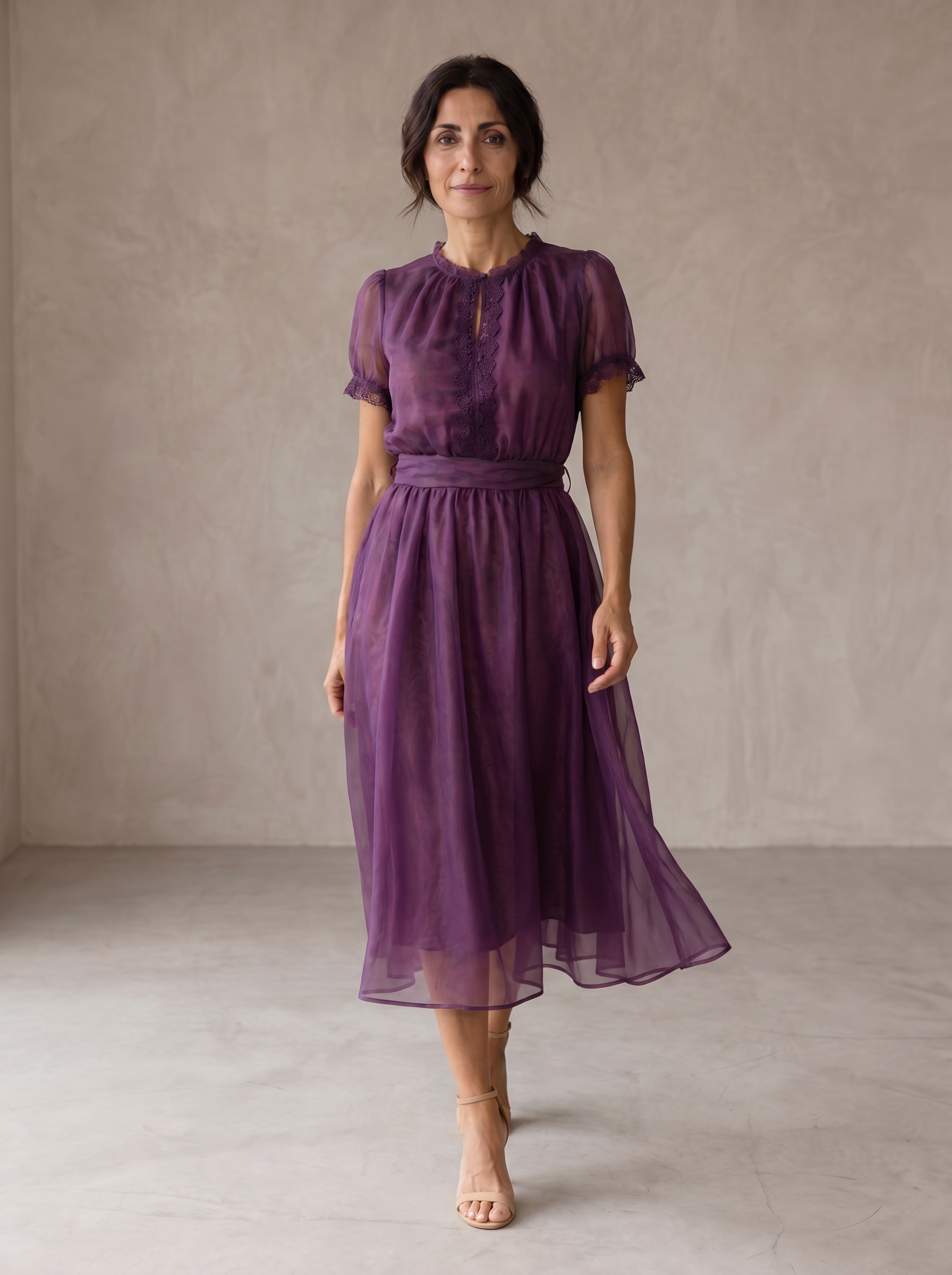 Abito maxi viola in chiffon, scollo a goccia e bordo in pizzo, maniche a sbuffo