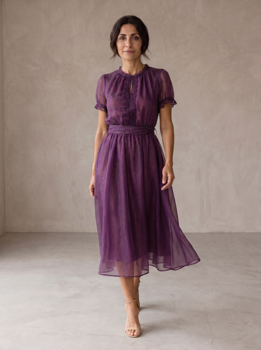 Abito maxi viola in chiffon, scollo a goccia e bordo in pizzo, maniche a sbuffo